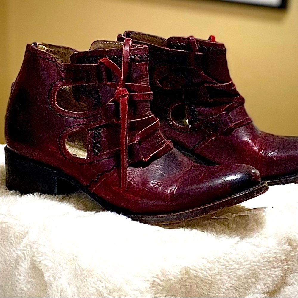 Free bird burgundy red Surge bootie size 7
